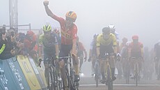 V husté mlze si dánský cyklista Magnus Cort dojel pro vít�zství v druhé etap�...