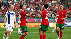 Diogo Jota (vlevo) a Vitinha oslavují portugalský gól.