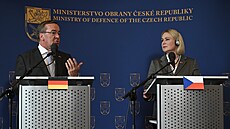 Nmecký ministr obrany Boris Pistorius s ministryní obrany Janou ernochovou na...