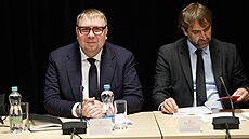 Pedseda výboru pro mediální záleitosti Ale Juchelka (vlevo) na jednání o...
