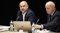 Martin Kolovratník (vlevo) na jednání výboru pro mediální zále�itosti, který...