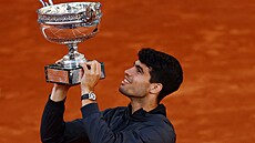 Carlos Alcaraz slaví výhru na Roland Garros.