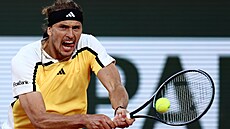 N�mecký tenista Alexander Zverev hraje bekhend �tvrtfinále Roland Garros.