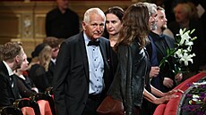 Veejnost a kolegové se v historické budov Národního divadla naposledy louí s...