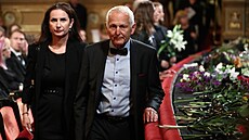 Veejnost a kolegové se v historické budov Národního divadla naposledy louí s...