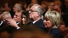 Ve�ejnost a kolegové se v historické budov� Národního divadla naposledy lou�í s...