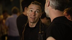 Ivan Barto� (Piráti) p�ed �tábem strany �eká na oznámení výsledk� voleb do...
