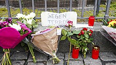 Sví�ky, kv�tiny a papír s nápisem �Proti teroru� na míst� útoku na nám�stí v...