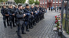 Nmetí policisté uctívají památku svého kolegy v nmeckém Mannheimu poté, co...