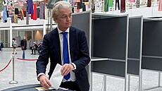 P�edseda nizozemské Strany pro svobodu (PVV) Geert Wilders odevzdává sv�j hlas...