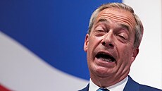 Nigel Farage oznamuje kandidaturu v ervencových parlamentních volbách ve Velké...