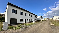 V litvínovské �tvrti Chude�ín si zájemci mohou koupit hrubou stavbu ��adovky�...