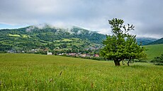 Ranní mlha se rozpou�tí nad rusínskou obcí Ruská Vo�a nad Popradom.