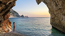 Plá Two Sisters beach na skalnatém výbku Monte Conero v Itálii