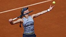 Laura Samson podává ve finále dvouhry juniorek Roland Garros.