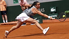 Tereza Valentová se natahuje po mí�i ve finále dvouhry juniorek Roland Garros.
