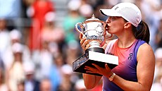 Polka Iga wiateková pózuje s trofejí pro vítzku Roland Garros.