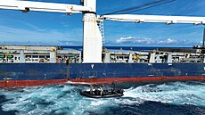 �pan�lské speciální síly z fregaty SPS Canarias p�i zásahu proti pirát�m u...