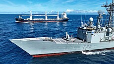 �pan�lská fregata SPS Canarias p�i zásahu proti pirát�m u nákladní lodi BASILISK
