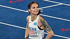 Karolína Ma�asová vyhlí�í sv�j výsledek po semifinále hladké stovky.