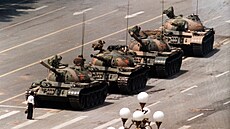 Ikonická fotografie. Osam�lý hrdina �elí tank�m.