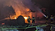 Zásah hasi�� p�i po�áru domu a automobil� v Petrovicích u Karviné. Údajn� �lo o...