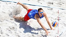 Ond�ej Peru�i� vybírá mí� v poli.