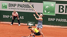 Barbora Krejíková (vzadu) se natahuje po balonku bhem osmifinále enského...