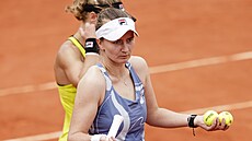 Barbora Krej�íková gestikuluje b�hem osmifinále �enského deblu.