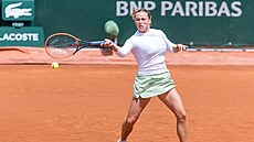Anna Sisková se natahuje k úderu ve druhém kole �enské �ty�hry na Roland Garros.