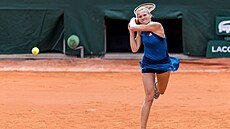 Kate�ina Siniaková sleduje odehraný balonek v zápase druhého kola �enské...