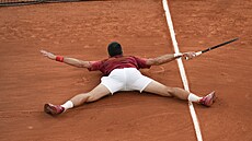 Srb Novak Djokovi nkolikrát bhem osmifinále skonil na kurtu. V tomto...