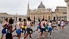 P�lmaratonci probíhají Svatopetrským nám�stím.