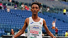 Yemaneberhan Crippa slaví triumf v p�lmaratonu.