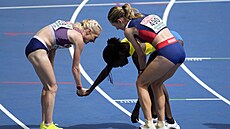 Vítzka plmaratonu Karolina Bjerkeli Grövdalová (vpravo) pomáhá spolen s...