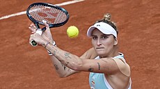 Markéta Vondrouová se natahuje po míku ve tvrtfinále Roland Garros.