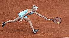 Markéta Vondrouová se natahuje po míku ve tvrtfinále Roland Garros.