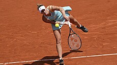 Markéta Vondrouová podává ve tvrtfinále Roland Garros.