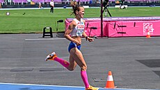 Tereza Hrochová dokon�uje na olympijském stadionu p�lmaraton.