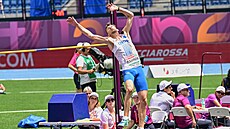 Marek Bahník se sna�í p�enést p�es la�ku v kvalifikaci vý�ka��.