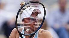 Markéta Vondrou�ová za výpletem rakety ve �tvrtfinále Roland Garros.