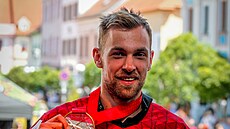 Jan Rutta ukázal medaili na pódiu na Velkém námstí v Písku.