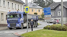 Silnice I/13 je kvli objíce a vlakové výluce tém stále ucpaná. Krajské editelství policie Libereckého kraje tady mimo jiné kvli tomu v minulém týdnu zvýilo dohled.