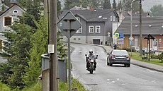 Silnice I/13 je kvli objíce a vlakové výluce tém stále ucpaná. Krajské editelství policie Libereckého kraje tady mimo jiné kvli tomu v minulém týdnu zvýilo dohled.