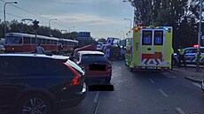 Hasii zasahují na Plzeské ulici u zajitní nehody sanitního vozu a 3...