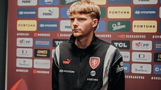 Plze�ský úto�ník Pavel �ulc pózuje v reprezenta�ní souprav� p�ed odjezdem na...
