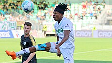 Karvinský úto�ník Lucky Ezeh se pokou�í zachytit mí� p�ed vy�kovským Bartem...