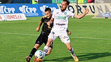 Karvinský zálo�ník Rajmund Miku� se sna�í dostat p�es vy�kovského Davida...