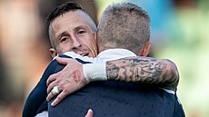 Karvinský obránce Jií Fleiman se objímá s trenérem Markem Bielanem po vítzné...