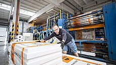 Pracovník vyrobený polystyren zabalený robotem p�ipravuje k uskladn�ní.